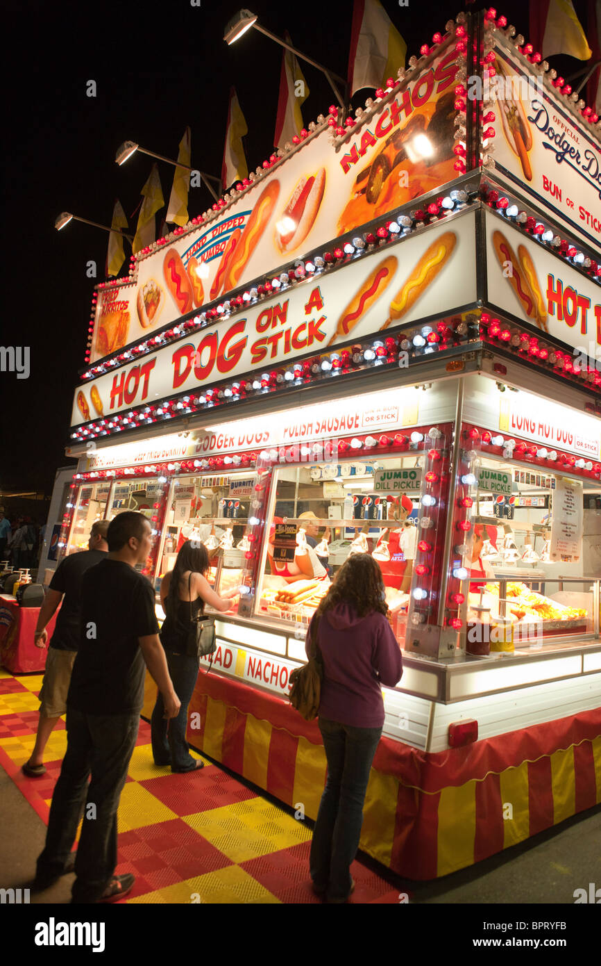 La gente in attesa in linea a un hot dog su un bastone di stand di notte, California Mid-State Fair, Paso Robles California Foto Stock