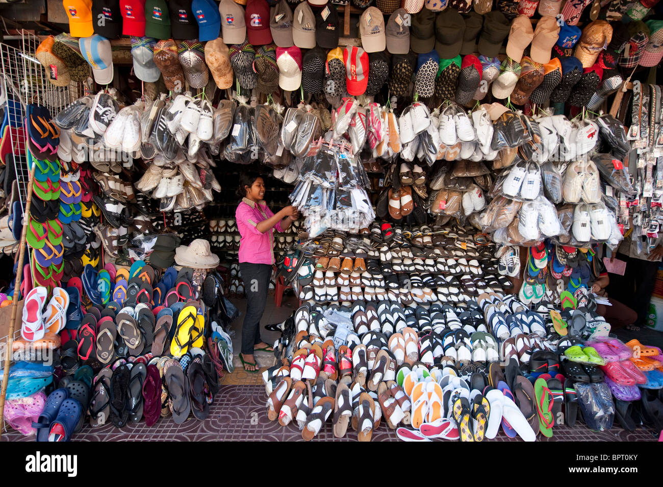 Scarpe per la vendita nel mercato, Siem Reap, Cambogia Foto Stock