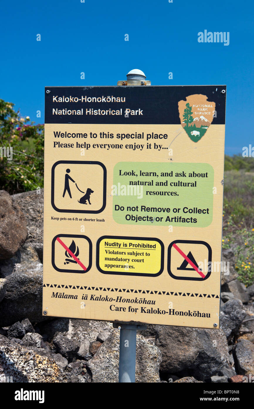 Segnale di avvertimento all'entrata Kaloko-Honokohau National Historical Park, la Big Island, Hawaii, Stati Uniti d'America Foto Stock