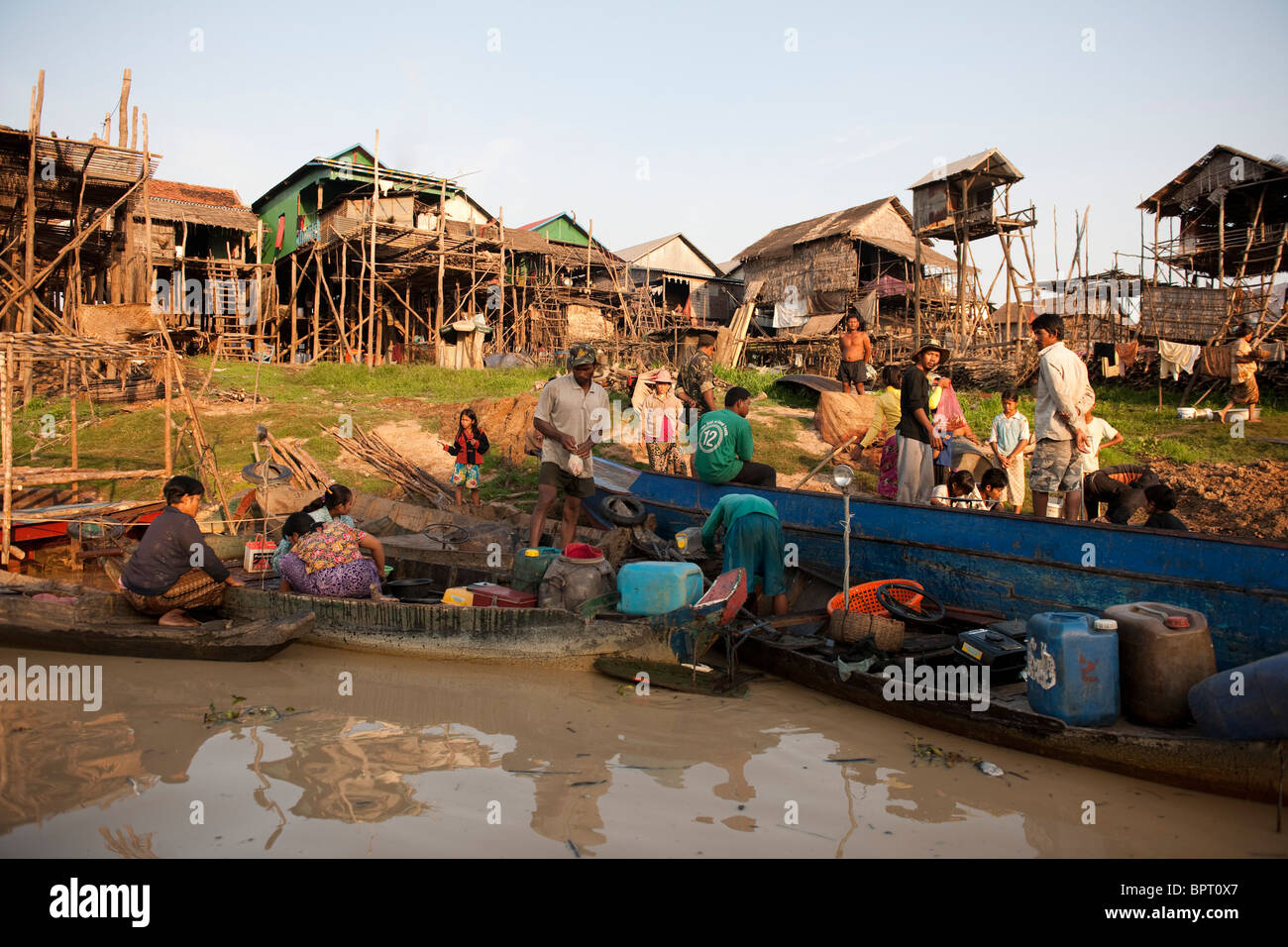 Stilted villaggio sul lago Tonle Sap vicino a Siem Reap, Cambogia Foto Stock