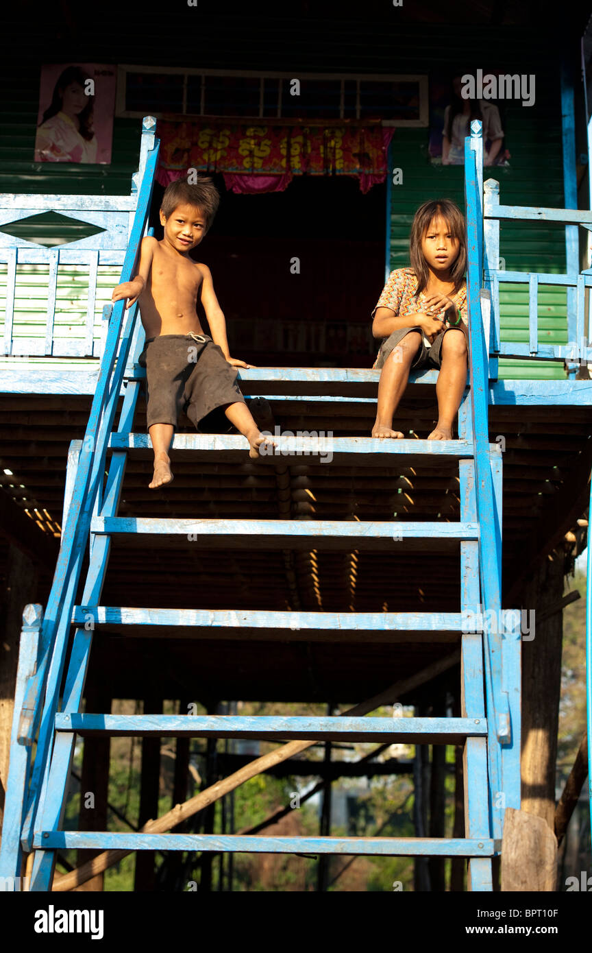 I bambini in un stilted villaggio sul lago Tonle Sap vicino a Siem Reap, Cambogia Foto Stock