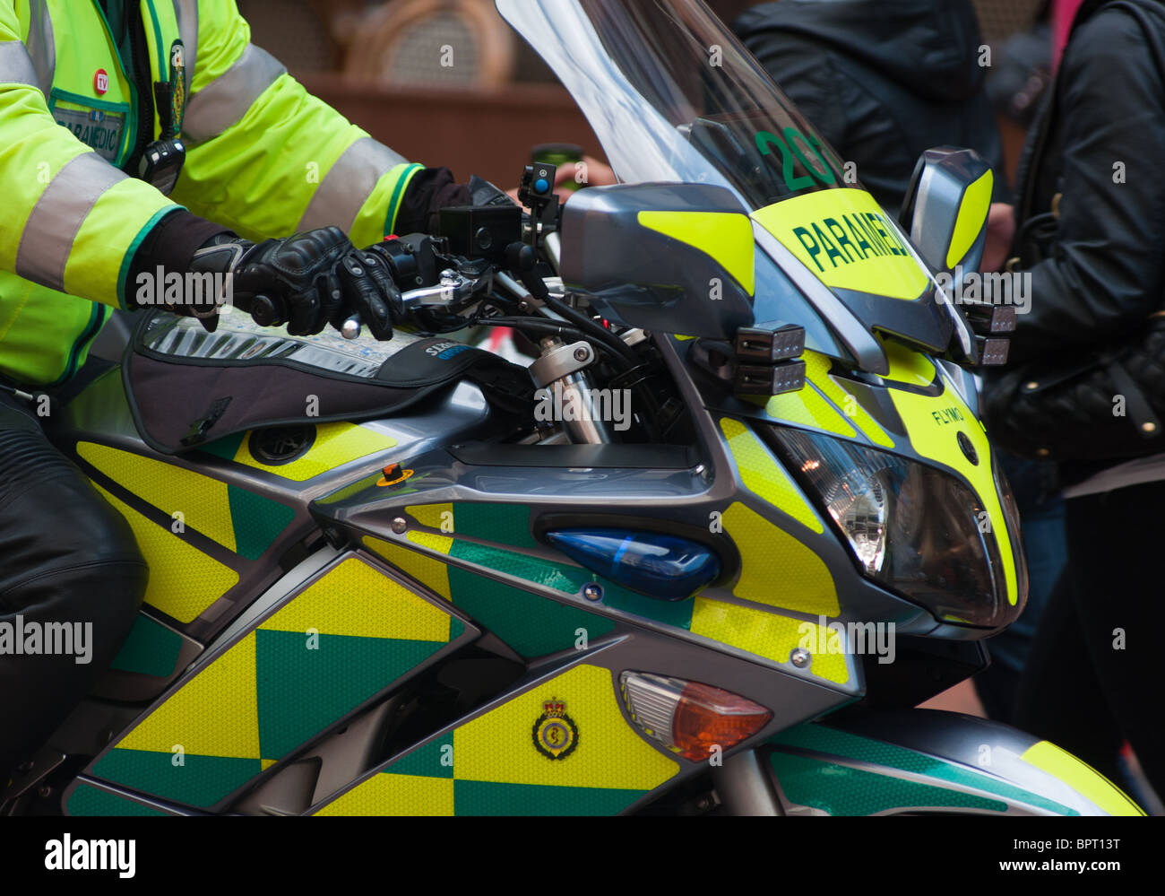 Un paramedico su una moto, sembrano nel centro della città di Birmingham, Inghilterra Foto Stock