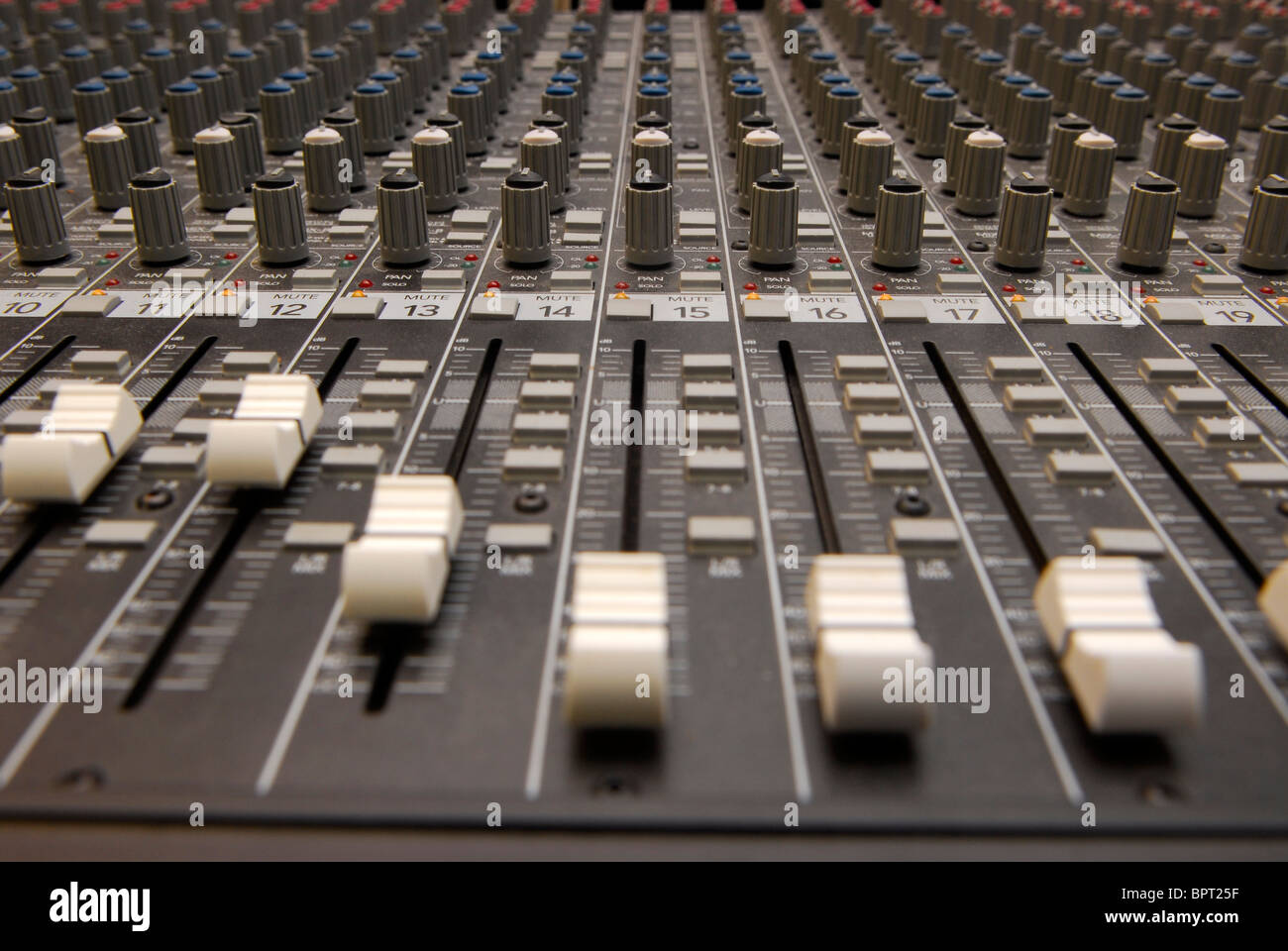 Sound Suite di miscelazione ad una musica resource center, Sherbourne, Dorset. Foto Stock