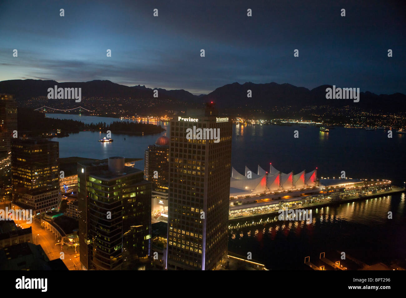 Vista aerea del centro cittadino di Vancouver a notte, British Columbia, Canada Foto Stock