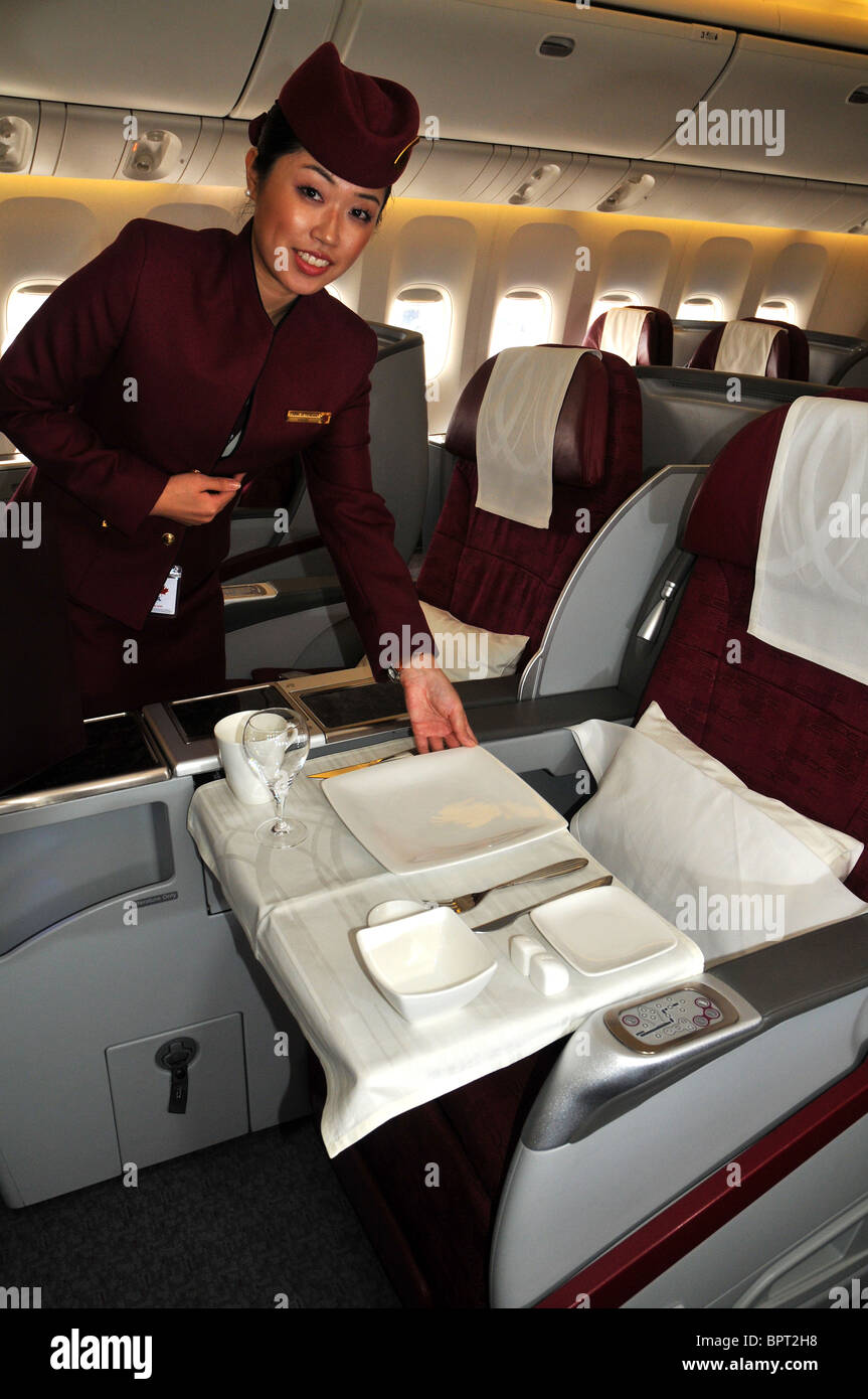 Qatar hostess delle compagnie aeree in First e Business class Foto Stock