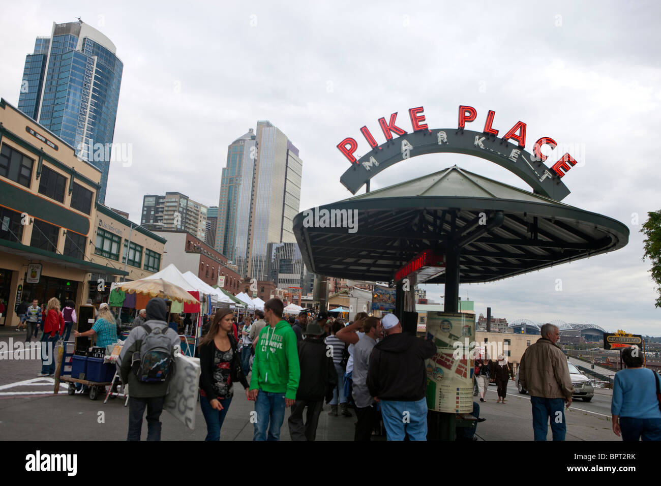 La gente attorno a piedi dal Pike Place Market, Seattle, Washington, Stati Uniti d'America Foto Stock