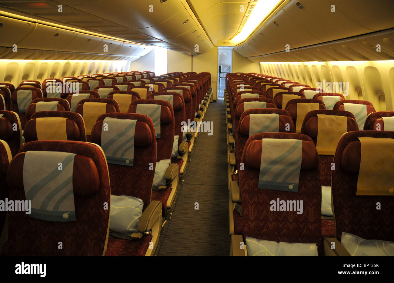 Boeing 777 interno, all'interno della classe Economica sulla cabina di un aereo di linea Foto Stock