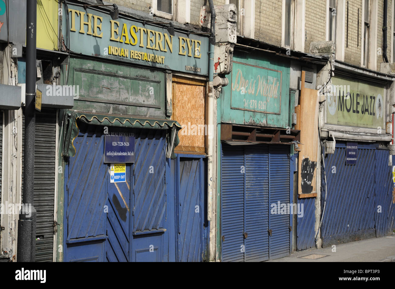 E vecchi edifici abbandonati, Gray's Inn Road, King's Cross, London, England, Regno Unito Foto Stock