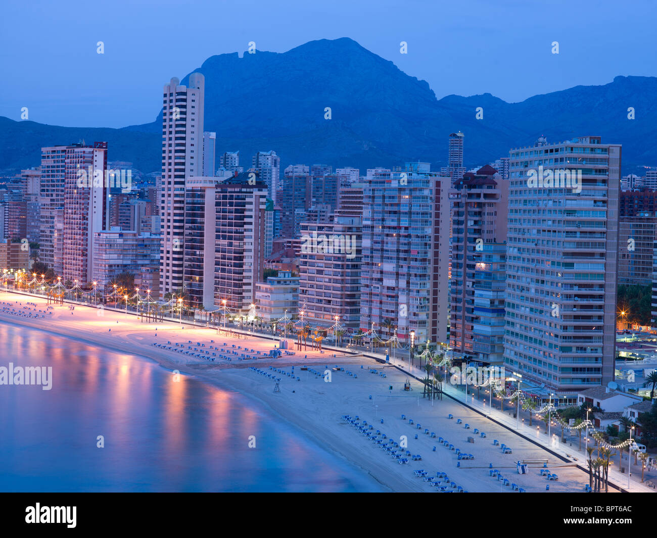 Skyline e la spiaggia di Benidorm, Costa Blanca, nella regione di Valencia in Spagna, Maggio 07, 2010. Foto Stock