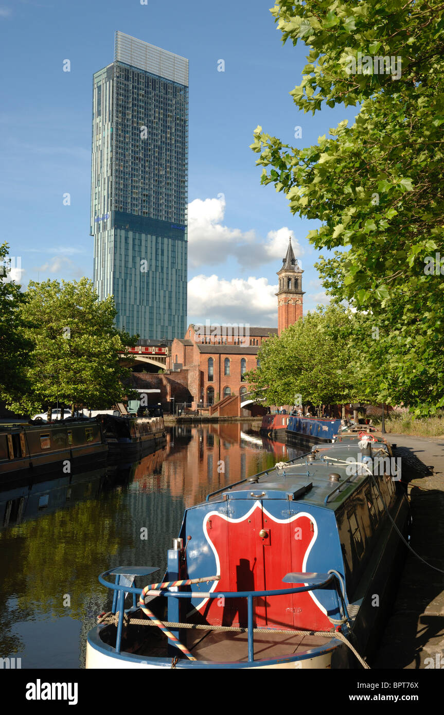 Manchester Castlefield bacino del canale con la Beetham Tower in background su una soleggiata giornata d'estate Foto Stock