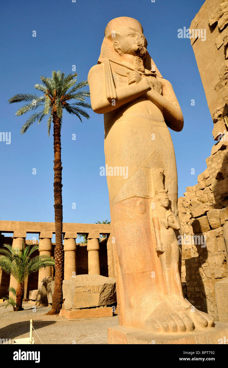 Ramses II statua Tempio di Karnak, Egitto. Foto Stock