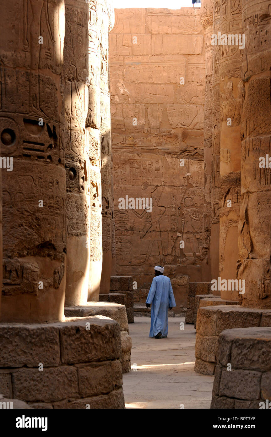 Tempio di Karnak , Egitto. Guida locale in Tempio di Karnak , Egitto Foto Stock