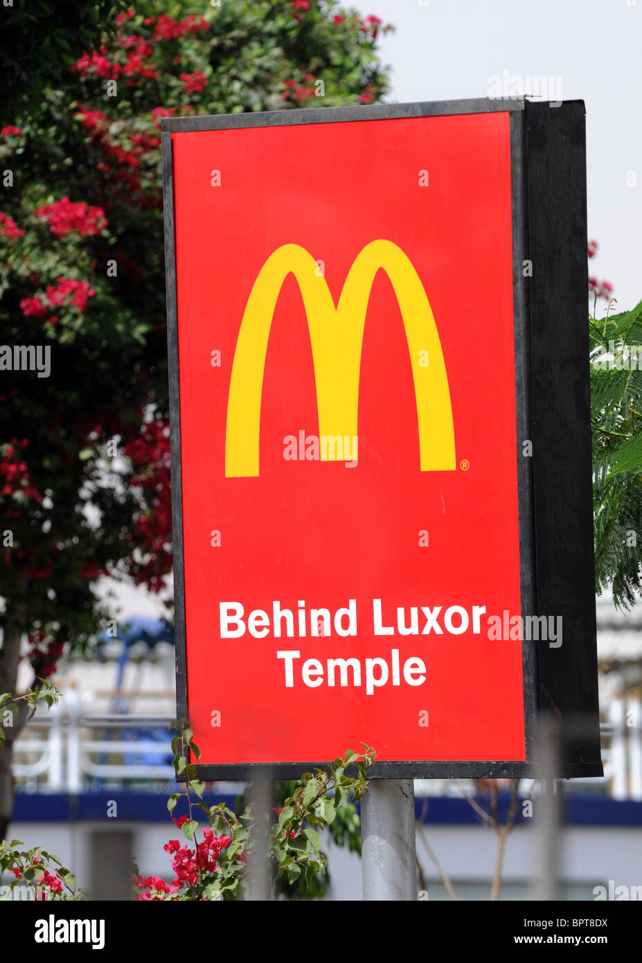 McDonald's fast food segno Luxor , Egitto. Foto Stock