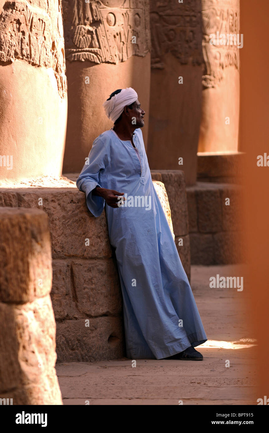 Tempio di Karnak , Egitto. Guida locale in Tempio di Karnak, Egitto Foto Stock