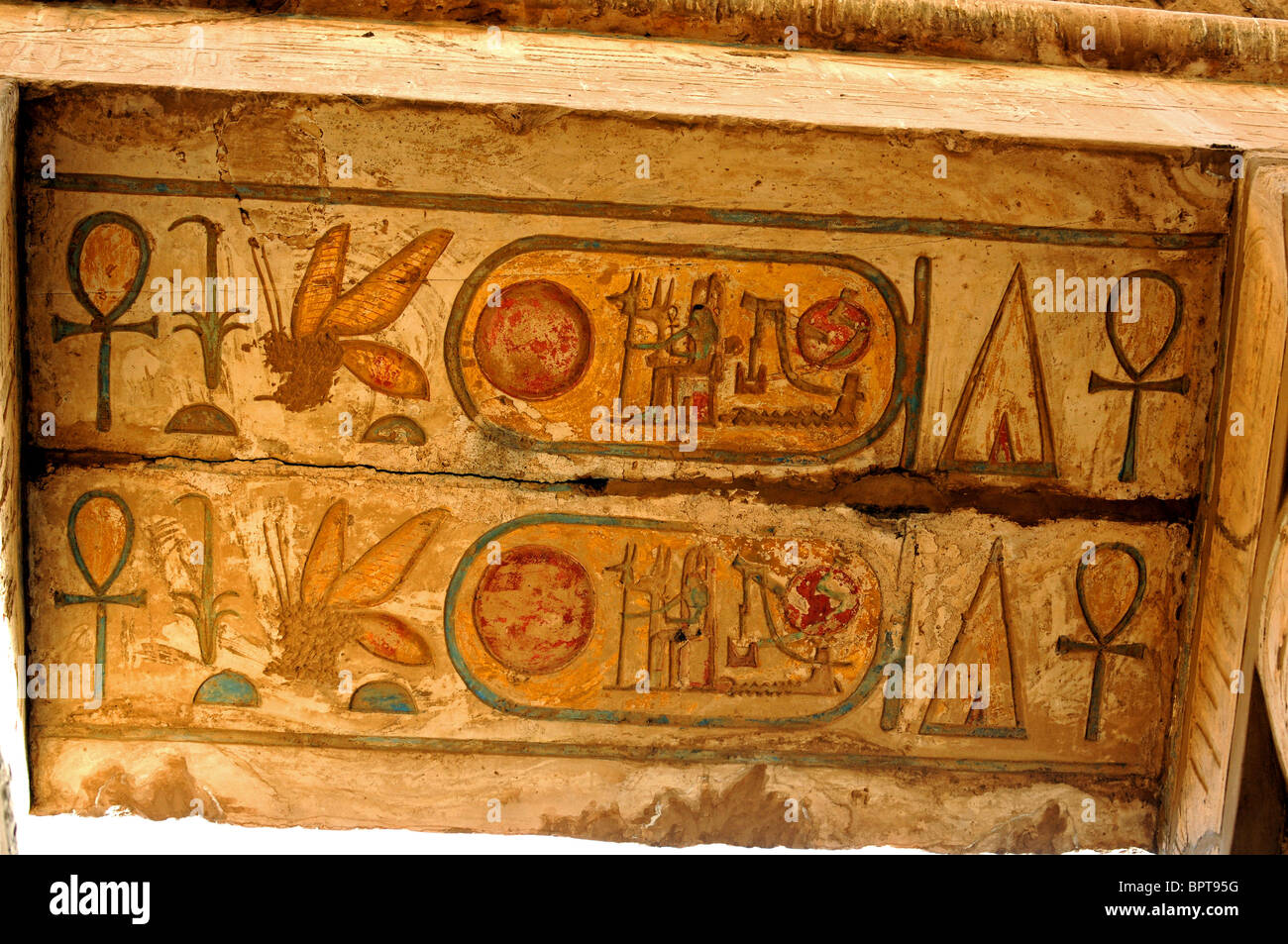 Tempio di Karnak Luxor Egitto. Dipinto kartushs alcuni 2500 anni e ancora altamente colorato. Karnak, Egitto. Foto Stock