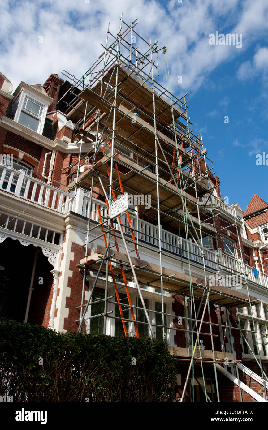 Impalcatura sulla facciata di una casa, Londra, Inghilterra, Regno Unito. Foto Stock