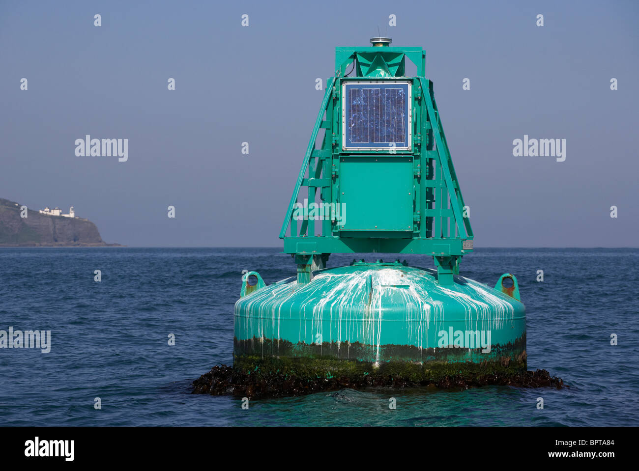 Belfast Lough cloghan punto di navigazione marittima boa marcatore di avvertimento con la contea di Antrim costa e blackhead lighthouse Foto Stock