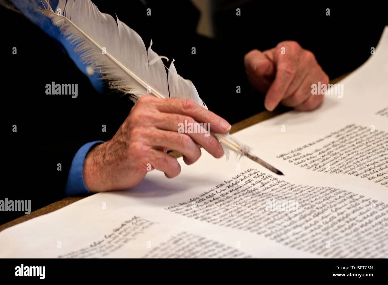 Un sofer o scriba ebraico, faticosamente trascrive le parole della Torah su pergamena kosher. Foto Stock