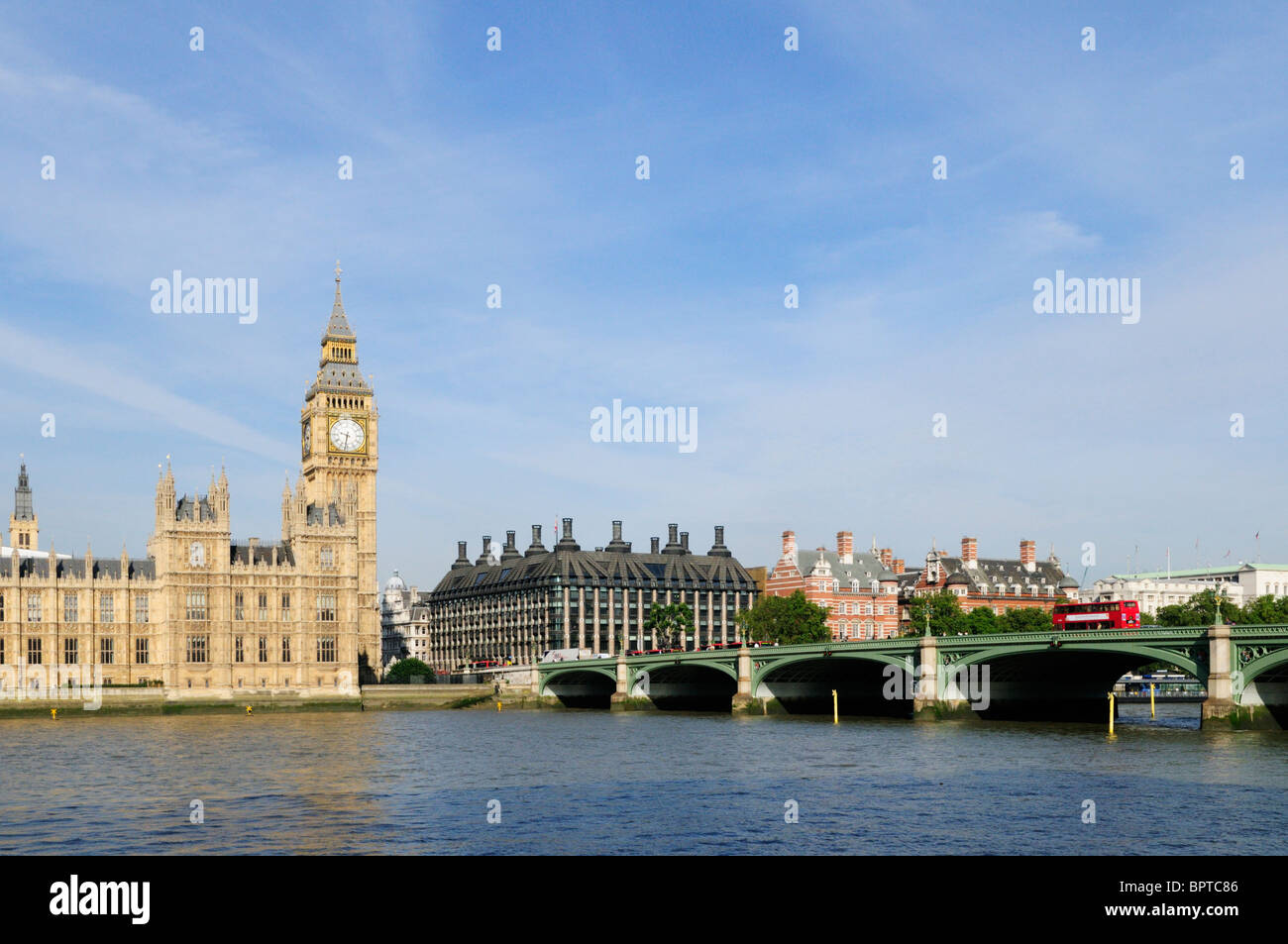 Il fiume Tamigi e il Big Ben e Westminster Bridge, London, England, Regno Unito Foto Stock