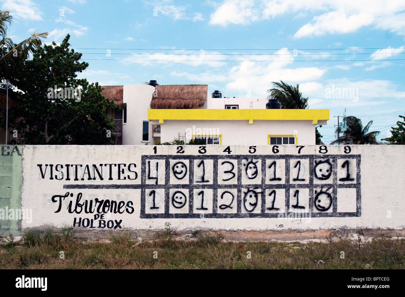Dipinto a mano i punteggi sulla parete fuori campo lato del campo da baseball in Isla Holbox, stato di Quintana Roo, Messico Foto Stock
