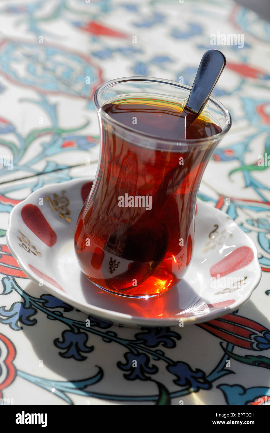 Istanbul. La Turchia. Piccolo bicchiere di tè turco. Foto Stock