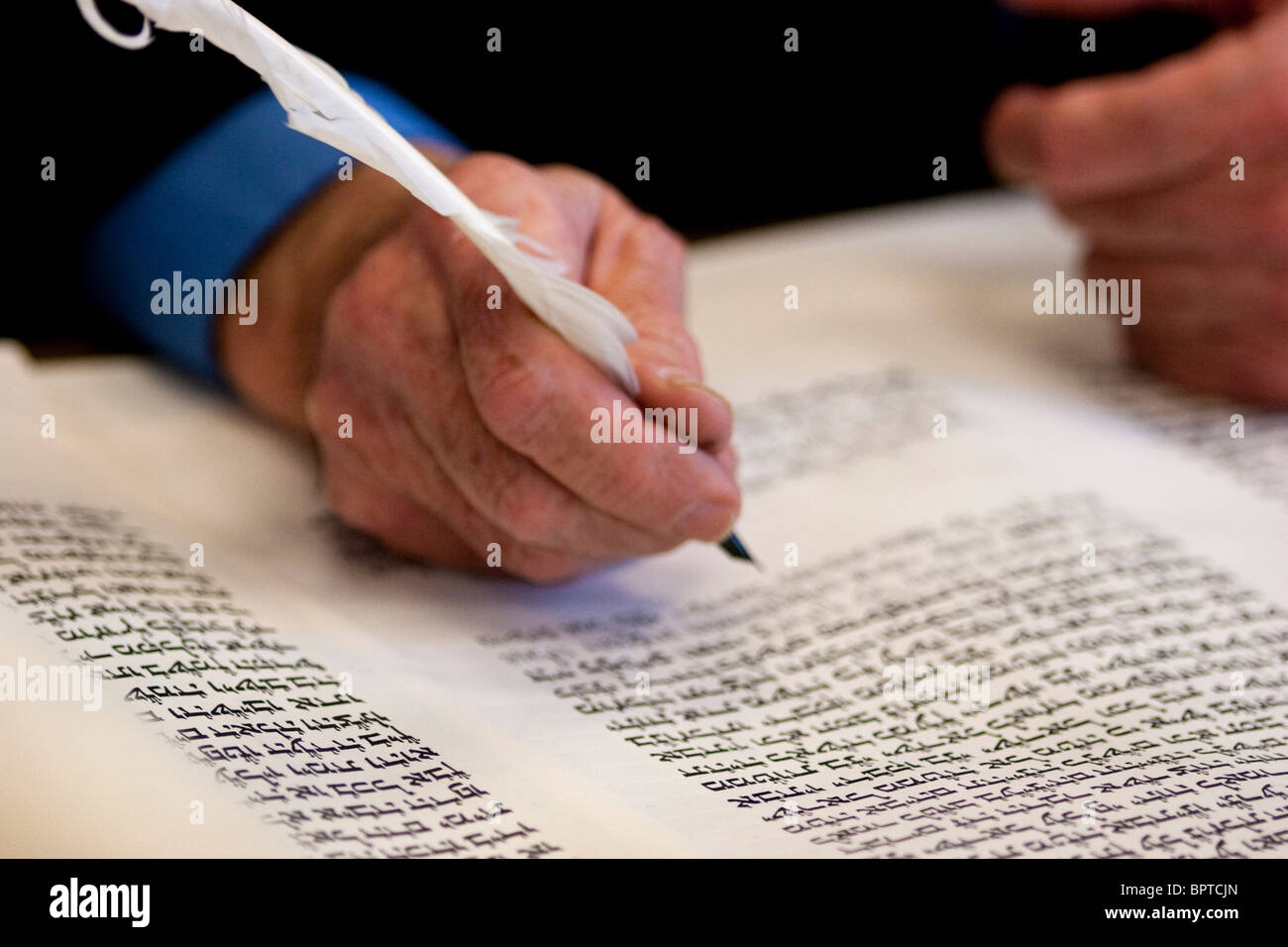 Un sofer o scriba ebraico, faticosamente trascrive le parole della Torah su pergamena kosher. Foto Stock