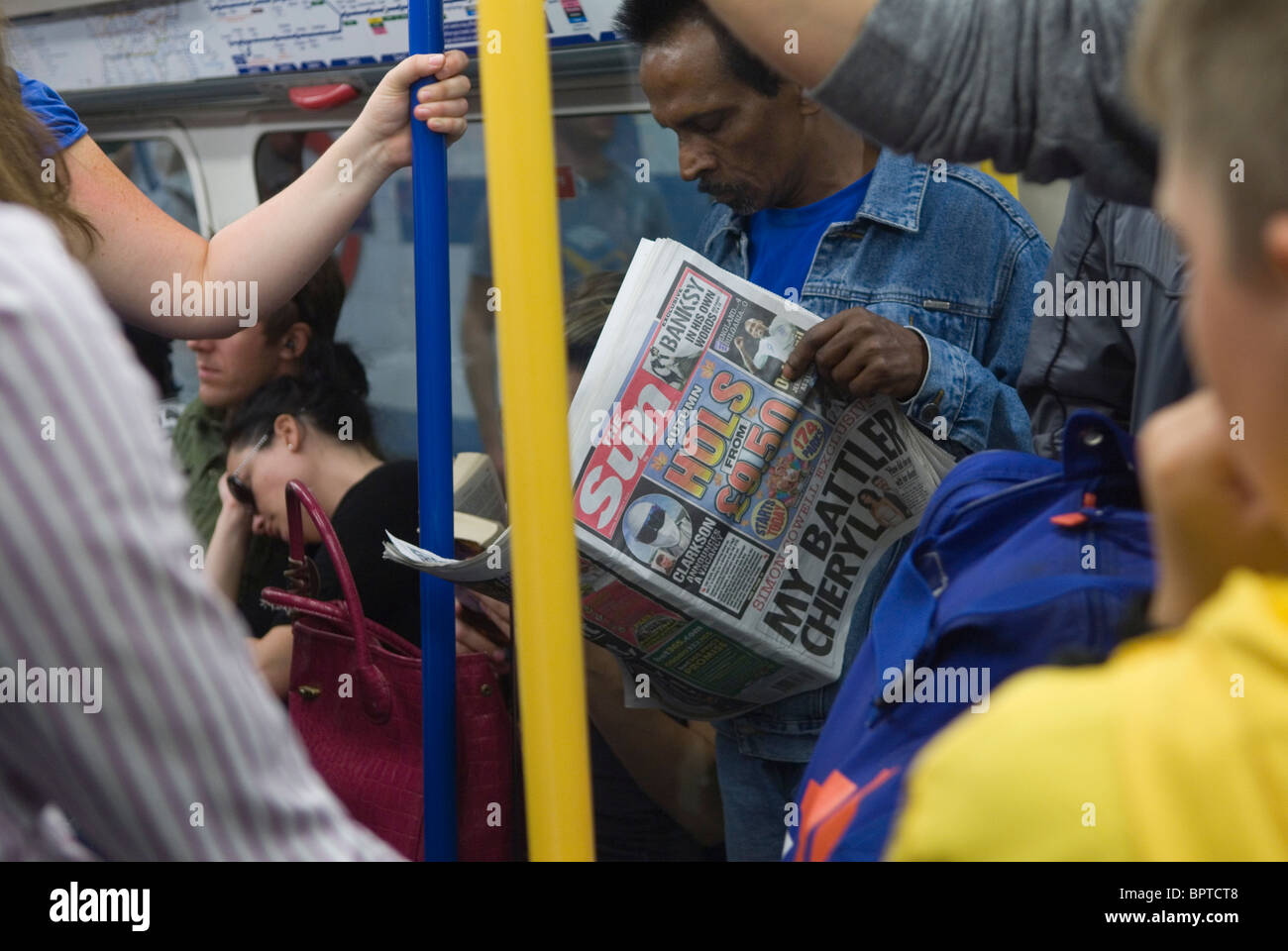 Uomo del giornale Sun che legge sulla metropolitana di Londra nel Regno Unito. 4 settembre 2010 The Sun Newspaper è un quotidiano britannico Tabloid 'Red Top' e fa parte dell'attività di Rupert Murdoch's News Group Newspapers, News UK, News Corp Newscorp. HOMER SYKES Foto Stock