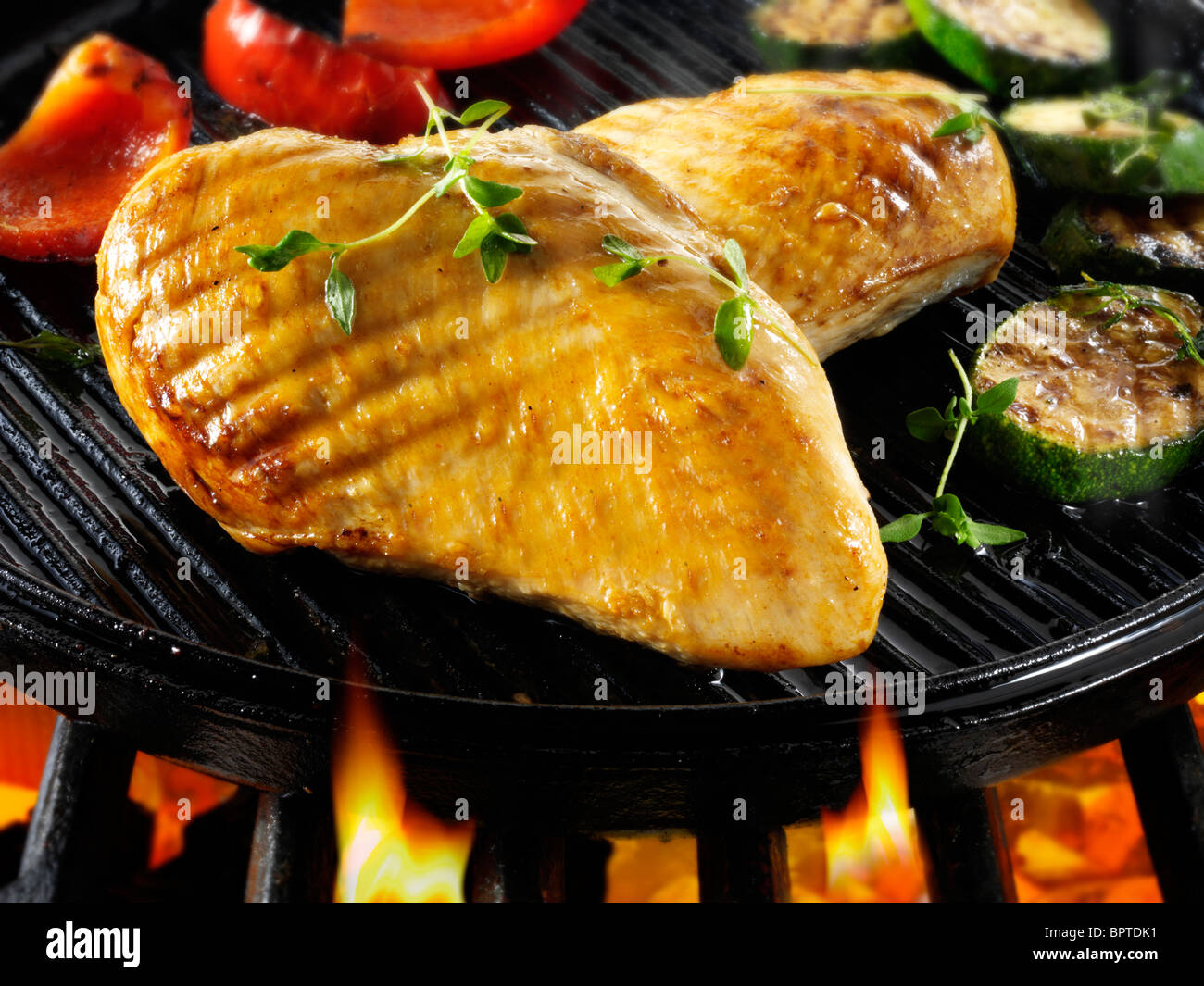 Filetti di pollo cottura su un barbecue. Cibo foto, foto e immagini. Foto Stock