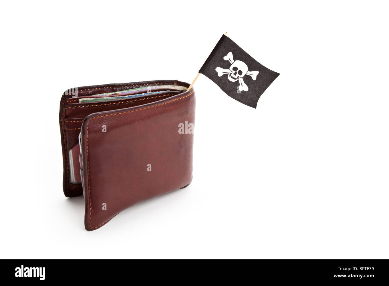 Bandiera pirata e portafoglio, concetto di crimine di business Foto Stock