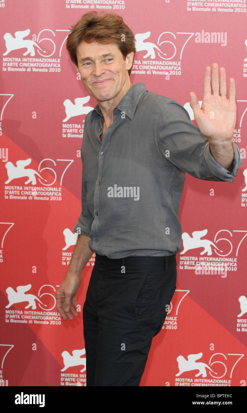 WILLEM DEFOE UNA DONNA PHOTOCALL. 67ESIMO FESTIVAL DEL CINEMA DI VENEZIA VENEZIA ITALIA 04 Settembre 2010 Foto Stock