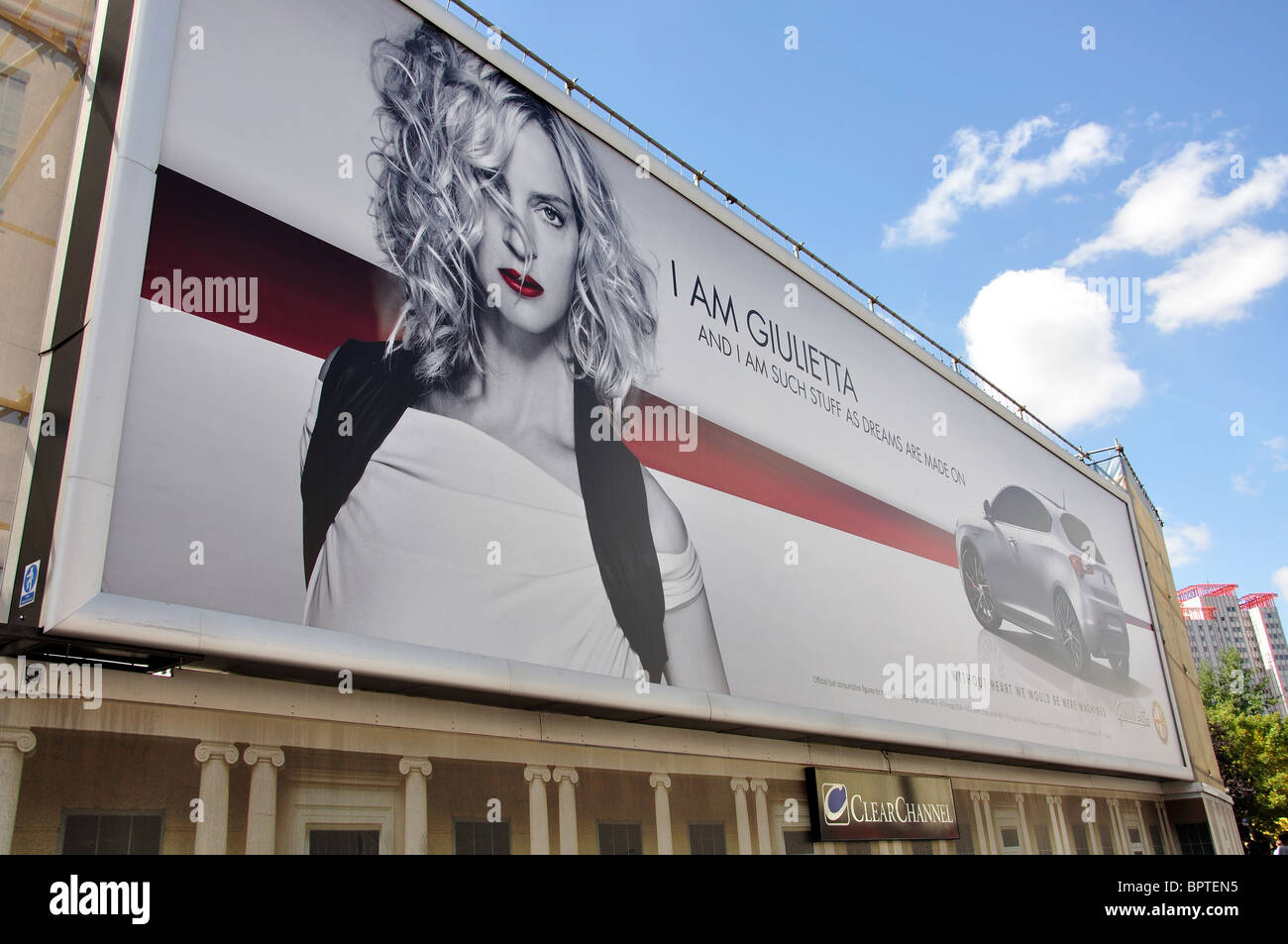 Alfa Giulietta auto cartellone pubblicitario, Edgeware Road, Paddington, City of Westminster, Greater London, England, Regno Unito Foto Stock