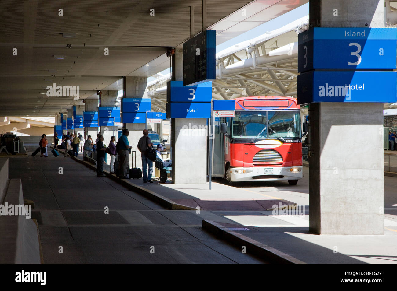 Il passeggero pick up and drop off road all'Aeroporto Internazionale di Denver, Denver, Colorado, STATI UNITI D'AMERICA Foto Stock