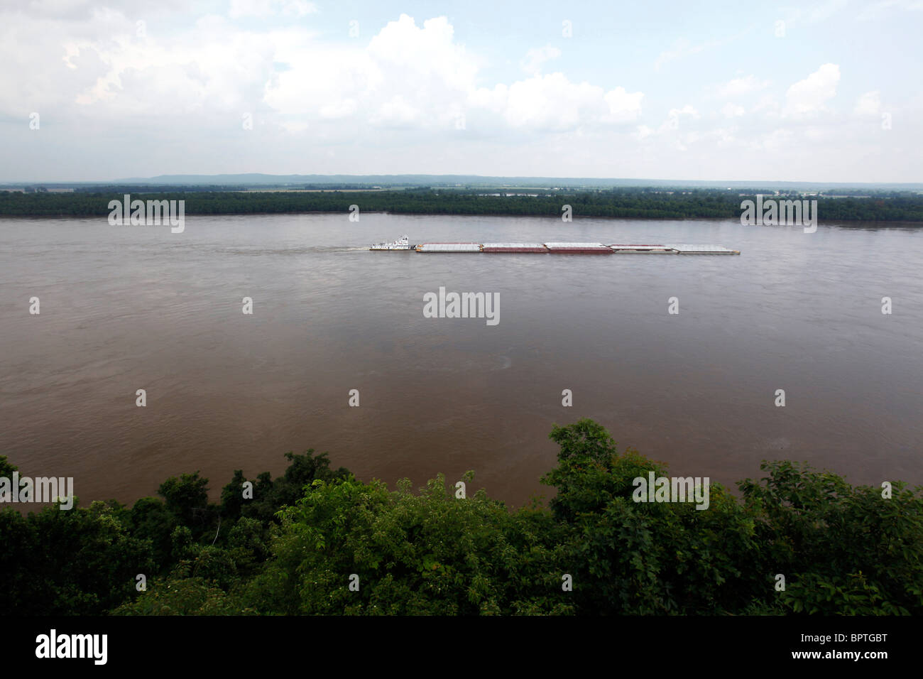 Vista di una chiatta chuging lungo il fiume Mississippi dal punto di vedetta al Sentiero delle Lacrime parco dello stato. Foto Stock