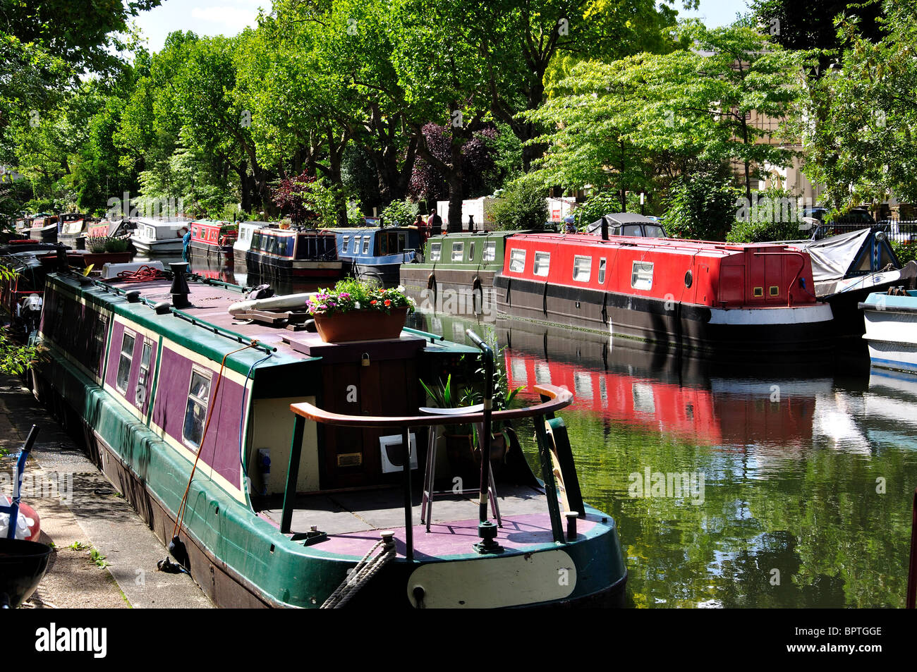 Narrowboats sul Regent's Canal, Maida Vale, City of Westminster, Greater London, England, Regno Unito Foto Stock