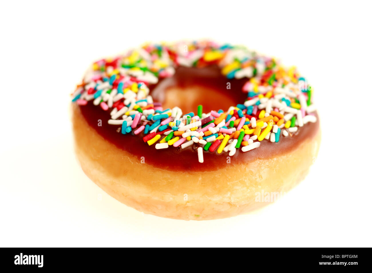 Fresche dolci ricoperte di cioccolato Fritte ciambella contro un bianco Backgorund con n. di persone e di un tracciato di ritaglio Foto Stock