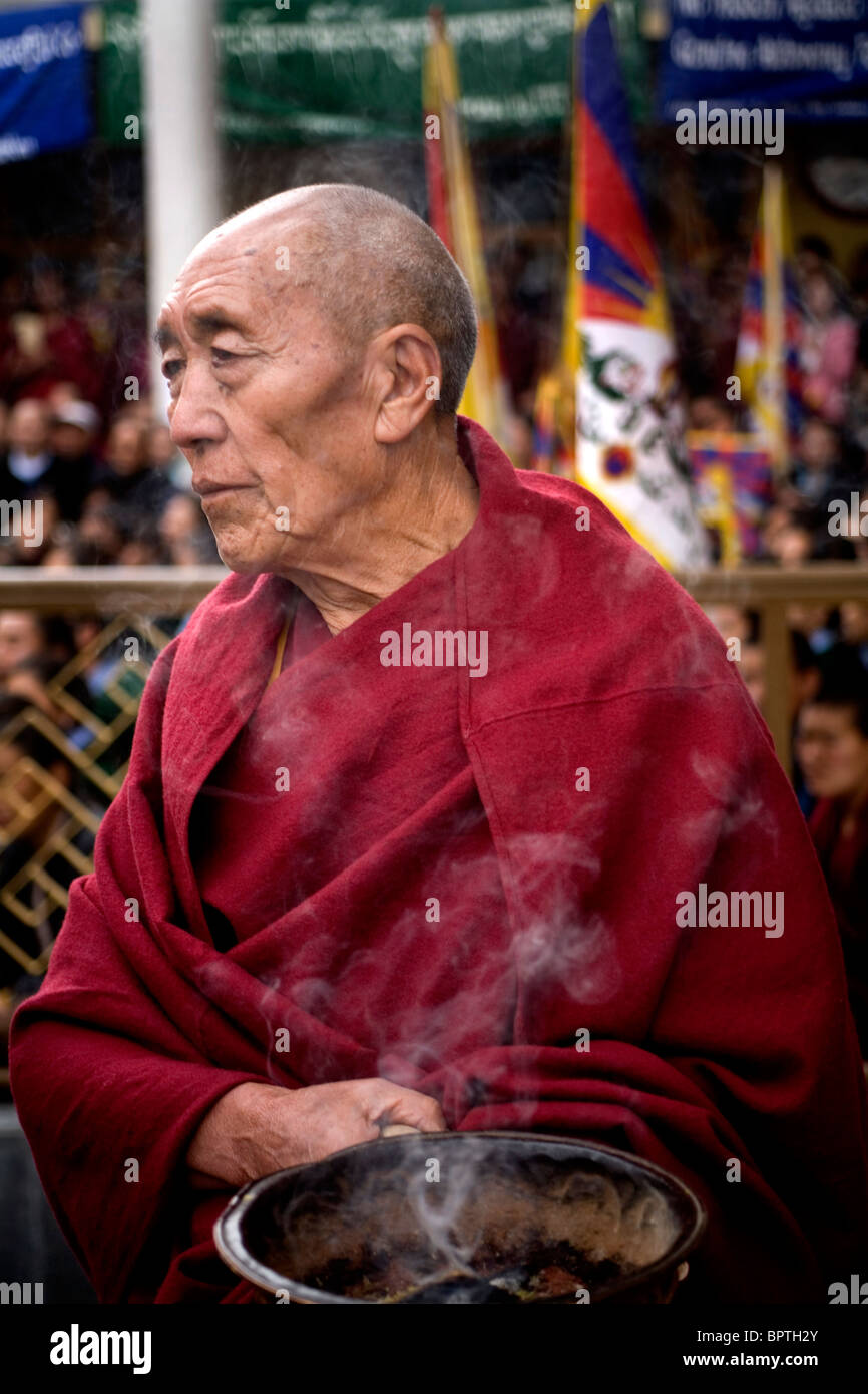 Il Tibetano monaco buddista brucia incenso, Tempio Tsuglagkhang Dharamsala, Himachal Pradesh, India. Foto Stock