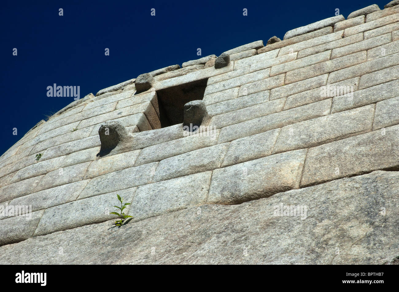 Intricate murature di una ricostruzione di un tempio del sole , presso l'antica città Inca di Machu Picchu, Perù. Foto Stock