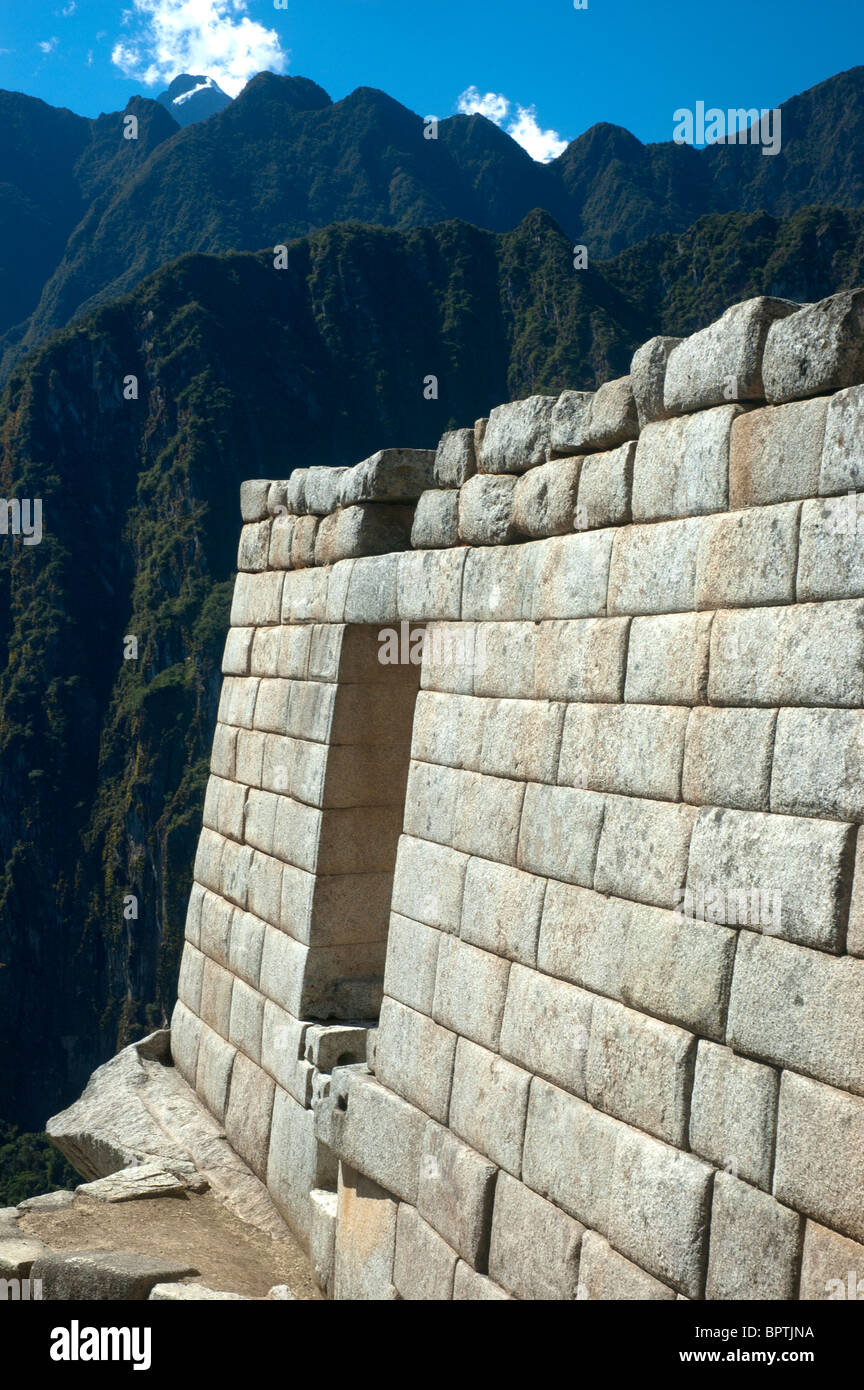 Intricate murature di un edificio ricostruito presso l'antica città Inca di Machu Picchu, Perù. Foto Stock