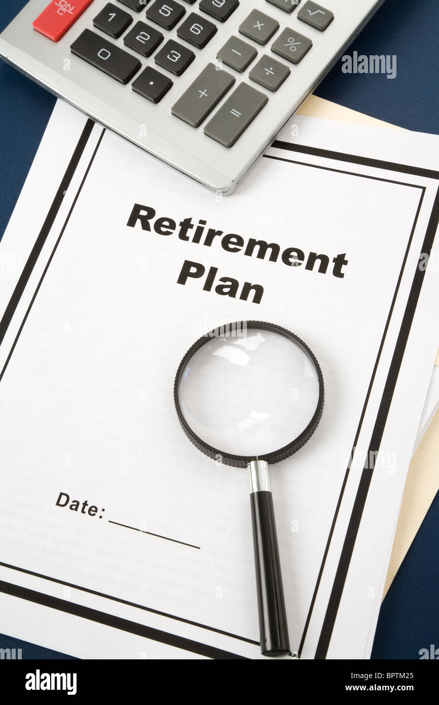 Piano di pensionamento e lente di ingrandimento, la concezione di business Foto Stock