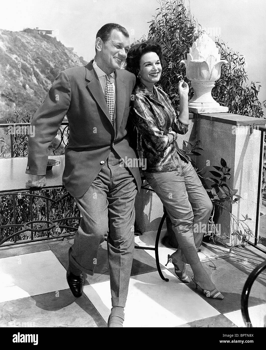 JOSEPH COTTEN & Patricia Medina ha sposato l'attore e attrice (1960) Foto Stock