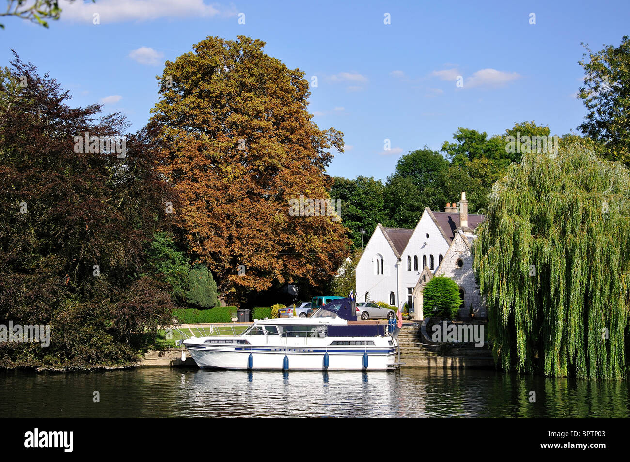 Riverside House, il fiume Tamigi e Runnymede, Surrey, England, Regno Unito Foto Stock
