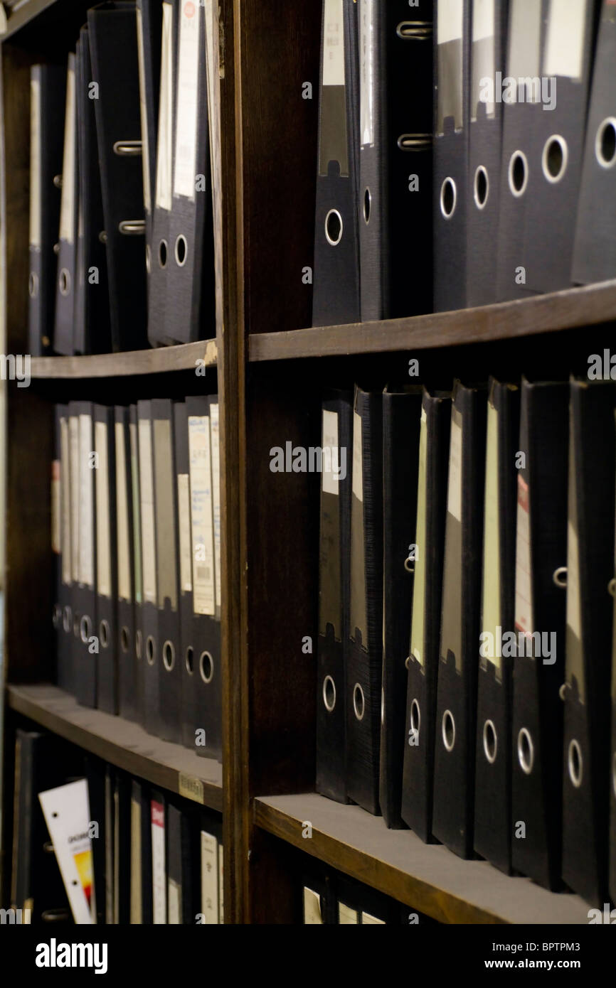 File di archivio cartelle nel cabinet office Foto Stock