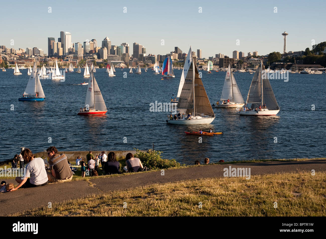 Immagine retrò delle persone che picnic al gas Works Park mentre si godono le corse di anatra sul lago Union Seattle Washington state Foto Stock