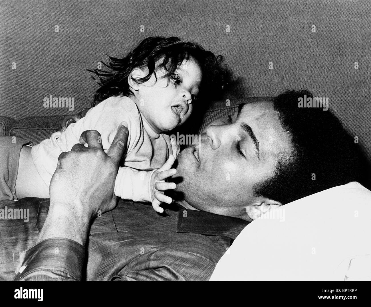 MUHAMMAD ALI & figlia MARYUM HEAVYWEIGHT BOXER & figlia (1971) Foto Stock