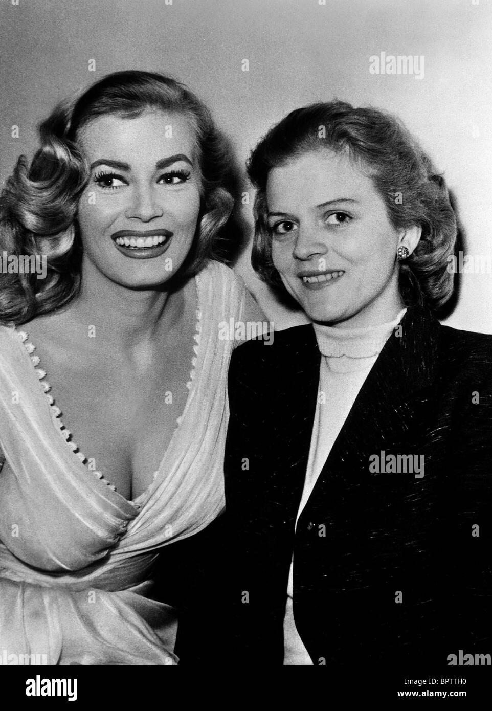 ANITA EKBERG & INGE EKBERG attrice con la sorella (1956) Foto Stock