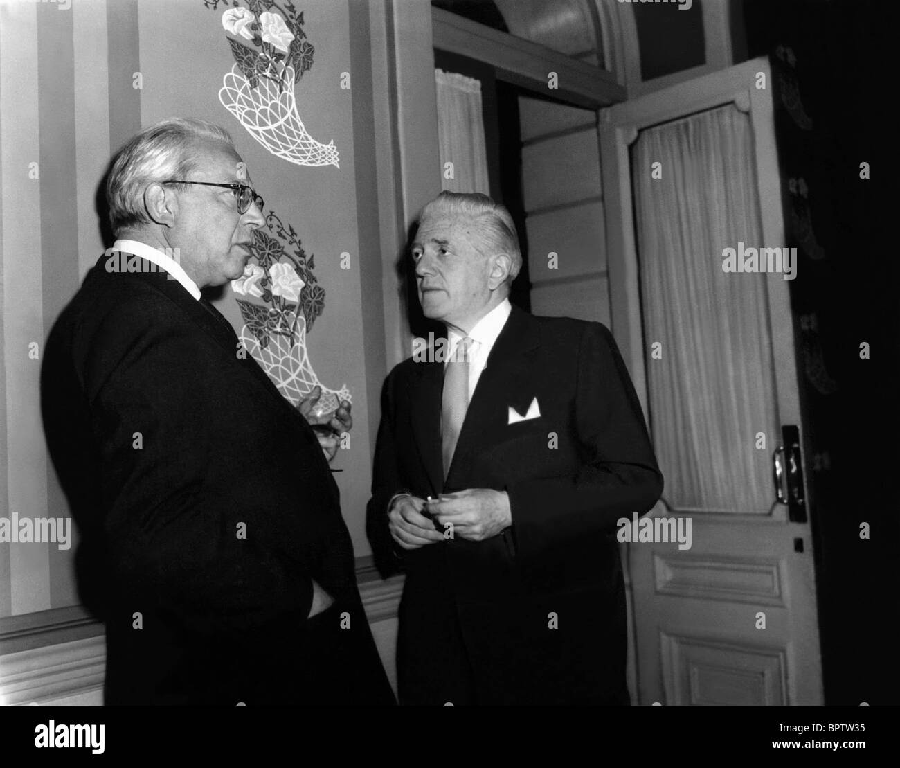 ALEXANDER KORDA Anatole Litvak al momento del lancio del profondo blu del mare (1954) Foto Stock