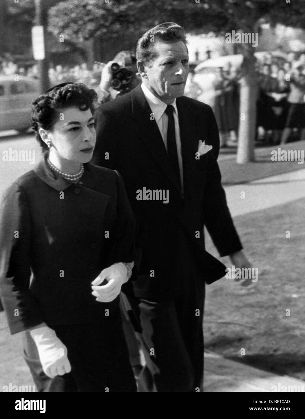 DANNY KAYE con la moglie Sylvia Humphrey Bogart funerale (1957) Foto Stock