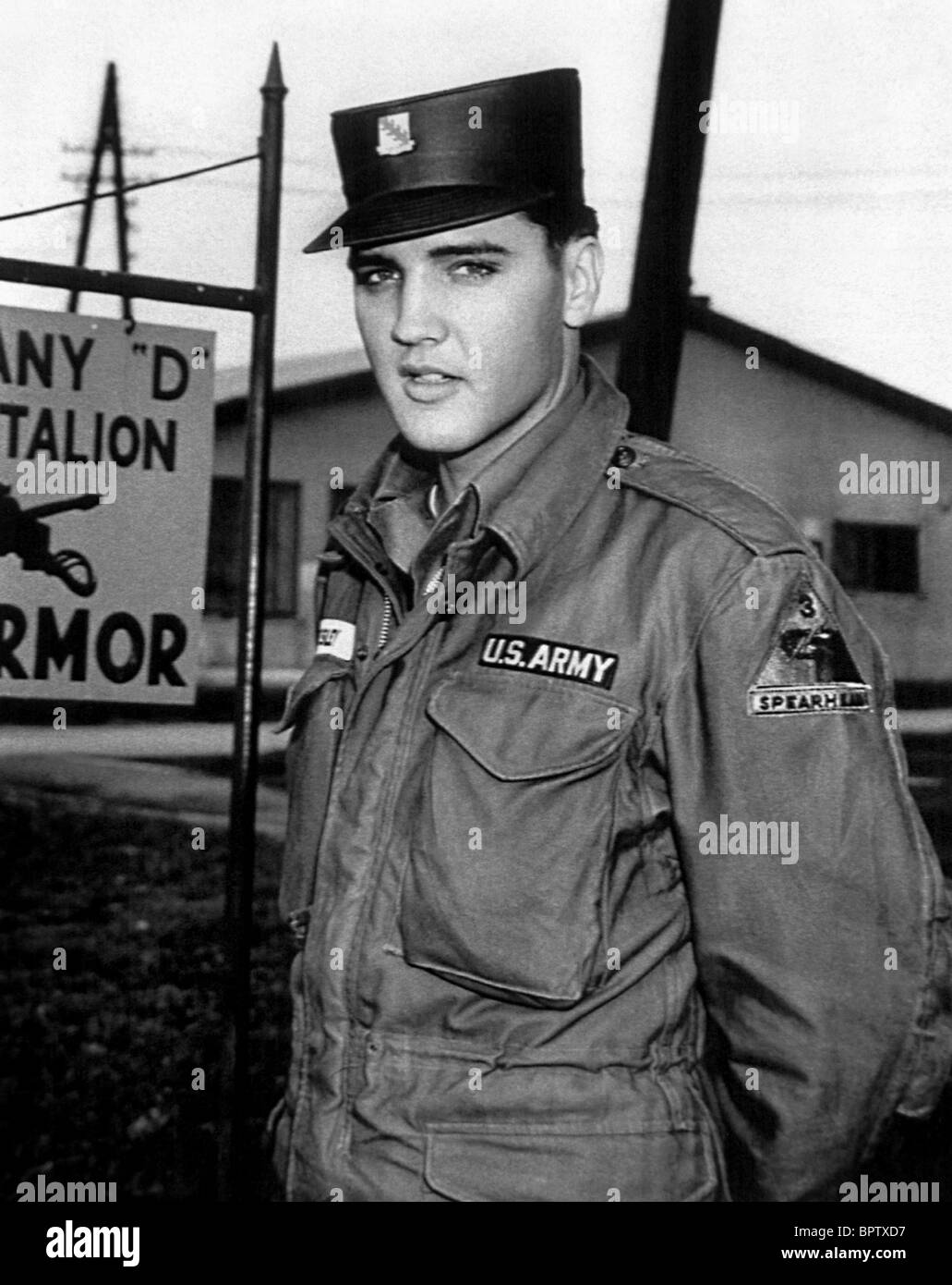 ELVIS PRESLEY nell'esercito cantante e attore (1958) Foto Stock