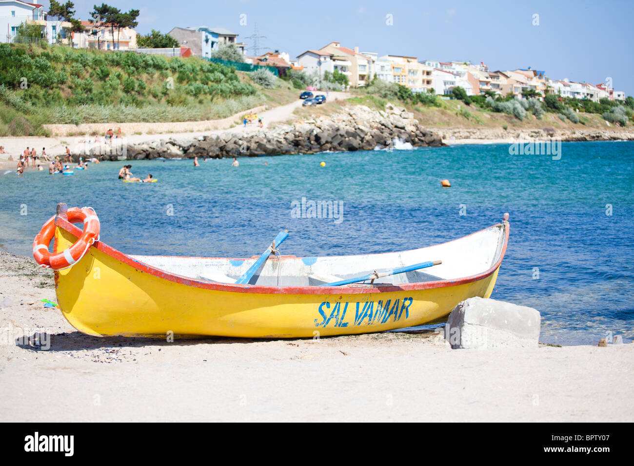 Bagnino barca giallo a Eforie Nord sea resort in Romania. Foto Stock