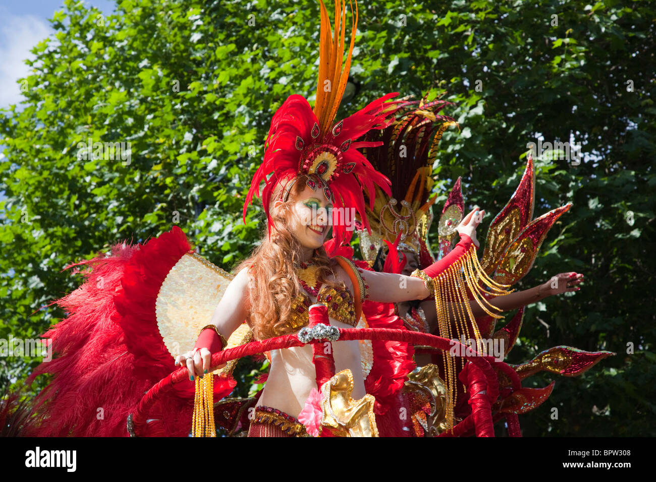 Carnevale di Notting Hill parade, femmina ballerina di Samba, London, England, Regno Unito Foto Stock